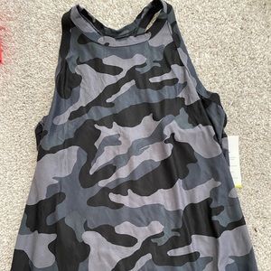 Set of 2 Old Navy Active Women’s Tank Tops: Black Camo and Gray Size Medium NWT
